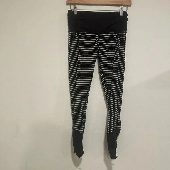Lululemon Runday Crop Low Rise Black and White Size 4 Workout Athletic Pants - Picture 2 of 5